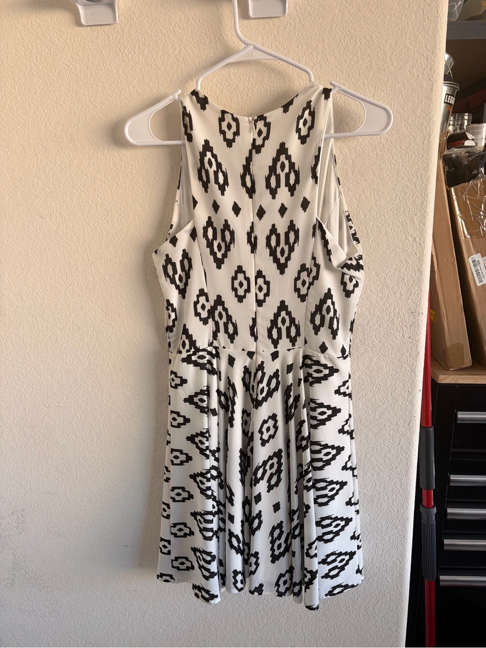 dee elle Black & White Geometric Sleeveless Fit-and-Flare Mini Dress - Picture 2 of 5